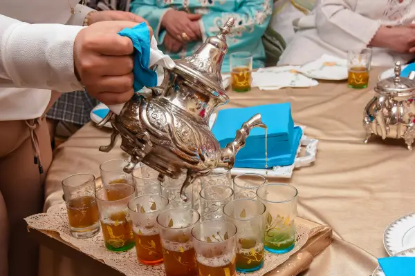 chá sendo servido tradicionalmente