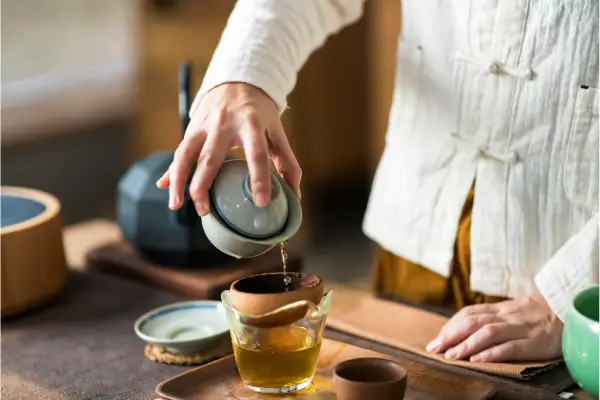 mulher servindo o chá