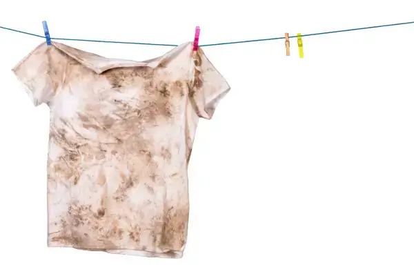 como tirar graxa de roupa branca