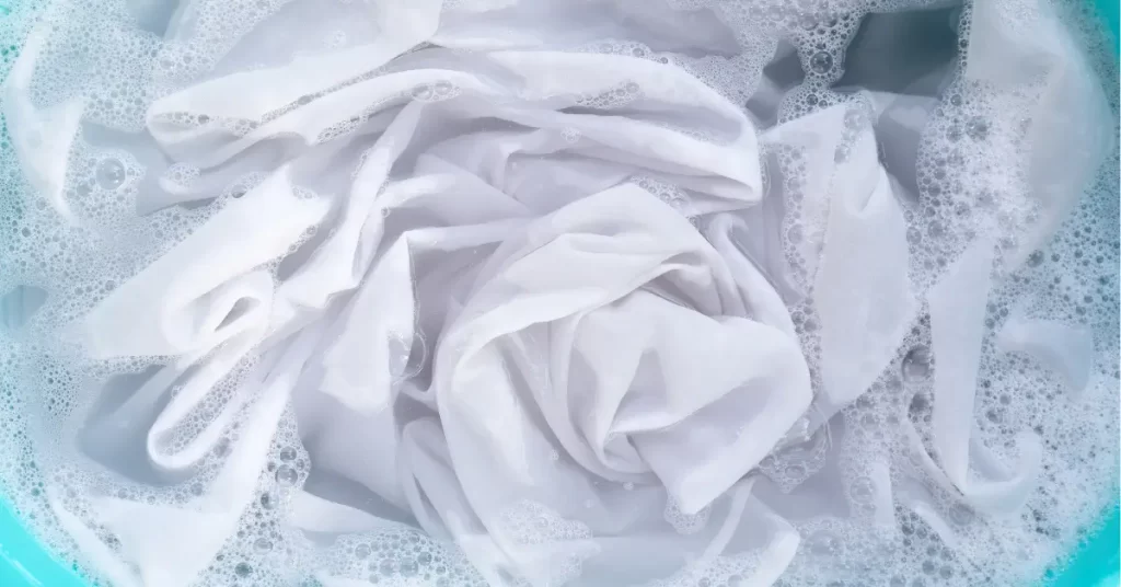 lavagem da roupa para mostrar como desencardir roupa branca