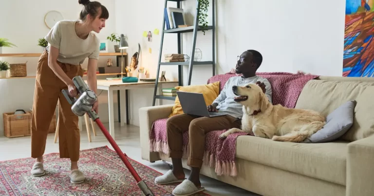 limpeza da casa com pet presente, mostrando como tirar cheiro de xixi de cachorro do tapete e manter o ambiente sem odores