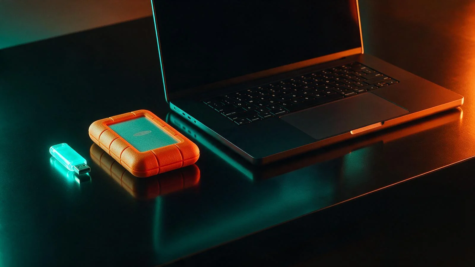 Pendrive e HD externo ao lado do notebook, usados para backup e instalação limpa ao formatar o notebook